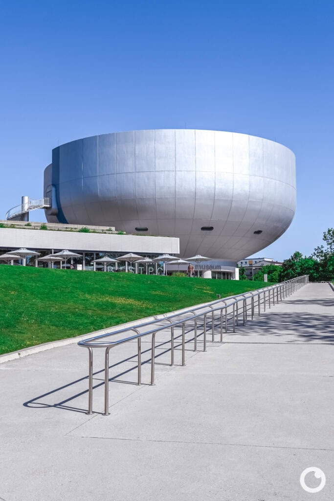 Außenansicht des BMW Museums in München, Bauherr BMW Group, Architekt Karl Schwanzer, 1973. Foto: Bertrand Weiss, weissfotografie.com