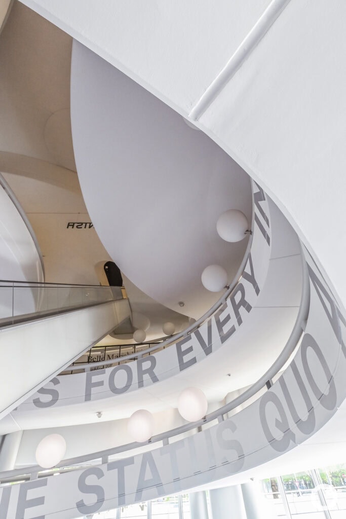 Innenansicht des BMW Museums in München, Bauherr BMW Group, Architekt Karl Schwanzer, 1973. Foto: Bertrand Weiss, weissfotografie.com