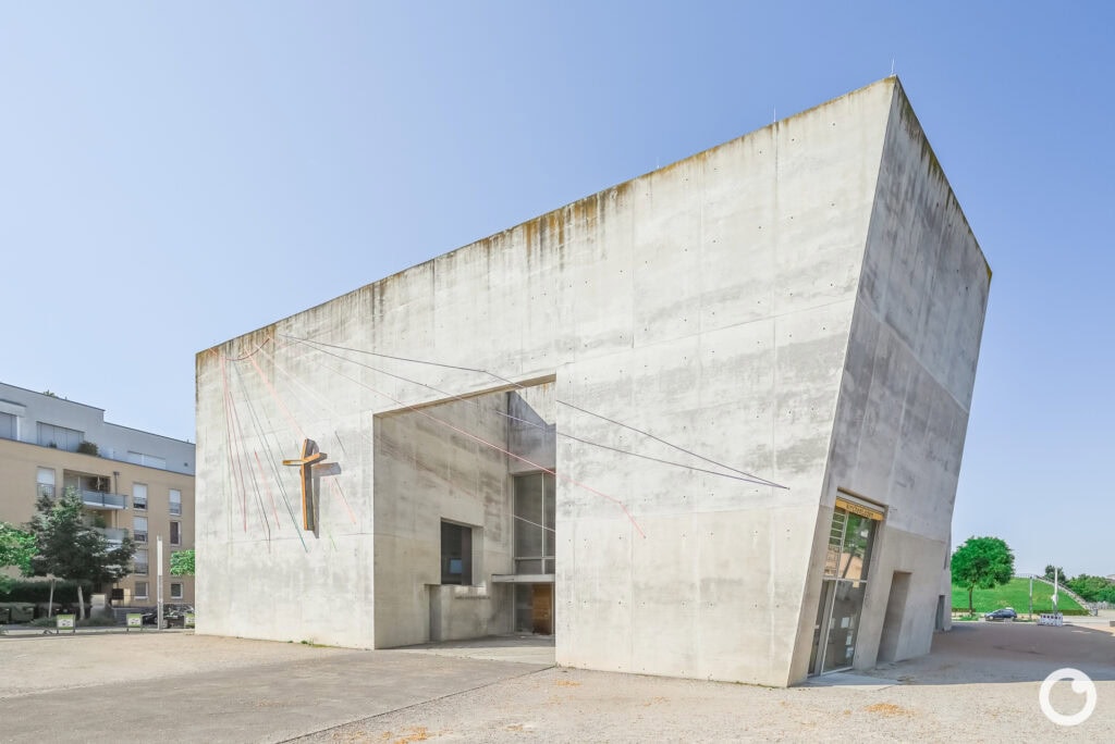 Außenansicht der Kirche Maria Magdalena in Freiburg-Rieselfeld, Bauherr Katholische und Evangelische Kirchengemeinde Freiburg-Rieselfeld, Architekten Kister Scheithauer Gross, 2004. Foto: Bertrand Weiss, weissfotografie.com