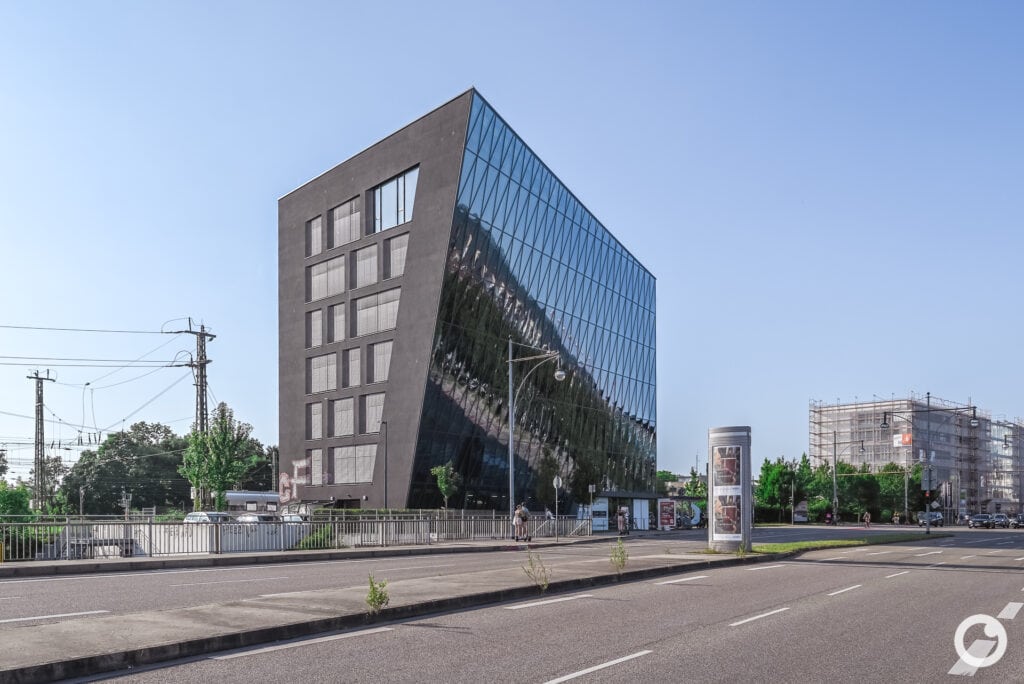 Außenansicht des Bürogebäudes Schnewlinstraße 12 in Freiburg, STRABAG Real Estate, hotz+architekten, 2017. Foto: Bertrand Weiss, weissfotografie.com