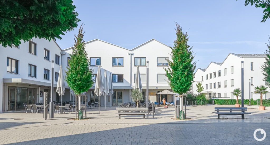 Ansicht der Gemeinsamen Ortsmitte in Schallstadt, Bauherren Bauverein Breisgau eG und Gemeinde Schallstadt, Architekten ABMP Architektur und Generalplanung, 2023. Foto: Bertrand Weiss, weissfotografie.com