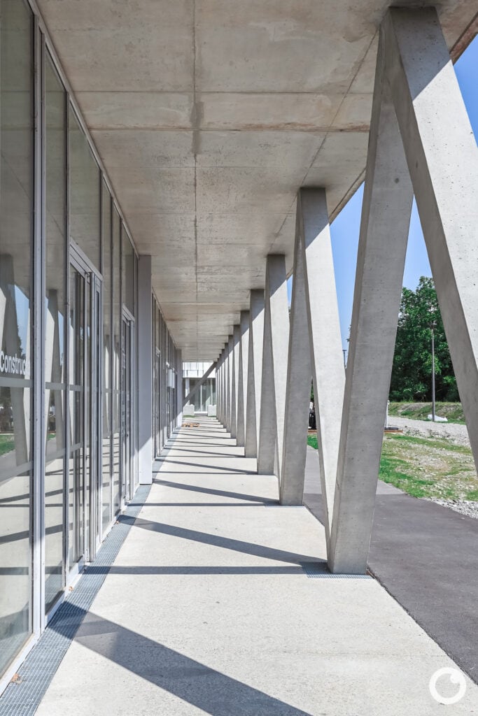 Außenansicht des Wohnensembles Link & Lumi in Huningue am Rhein, Bauherr Constructa Promotion, Architekten Triptyque Architecture und DREAM, 2023. Foto: Bertrand Weiss, weissfotografie.com