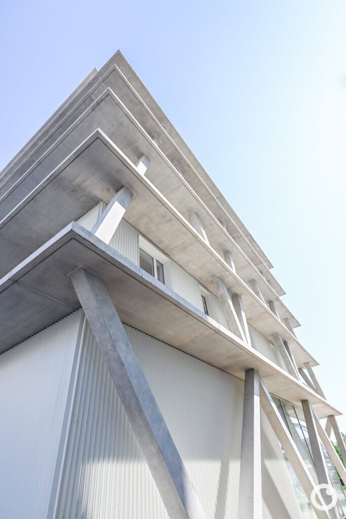 Außenansicht des Wohnensembles Link & Lumi in Huningue am Rhein, Bauherr Constructa Promotion, Architekten Triptyque Architecture und DREAM, 2023. Foto: Bertrand Weiss, weissfotografie.com