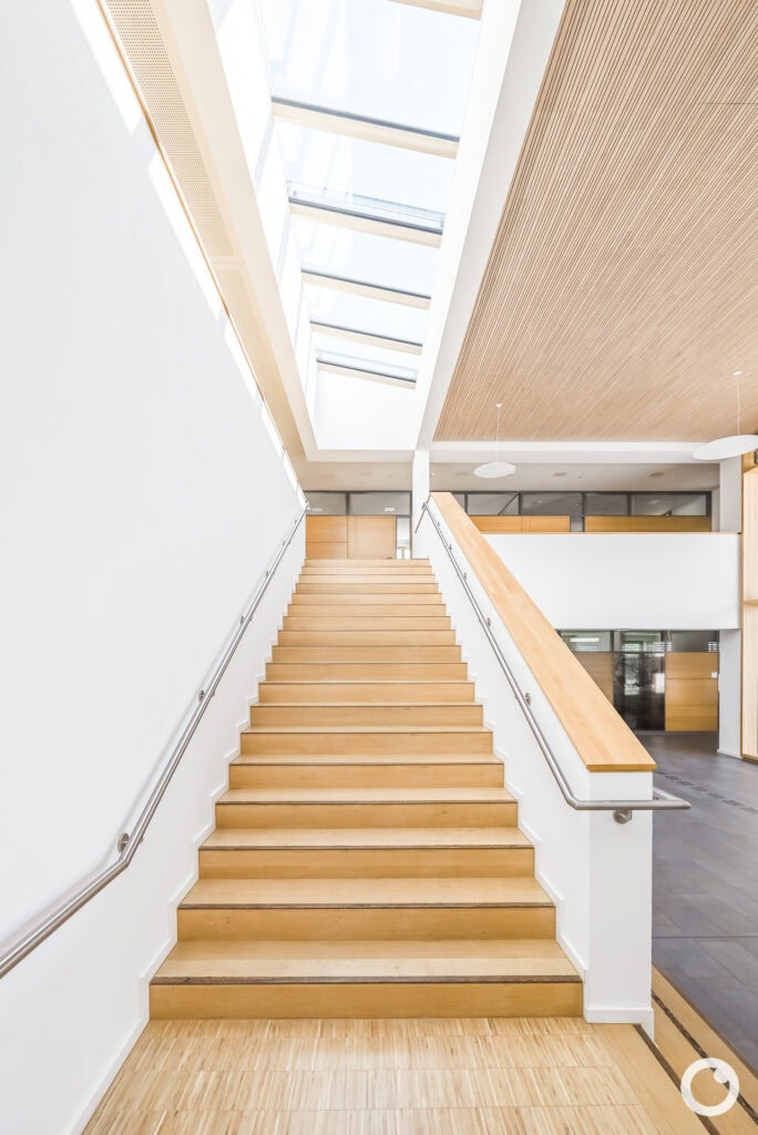 Innenansicht des Neuen Rathauses in Schallstadt, Bauherr Gemeinde Schallstadt, Architekten OHO Architekten Stuttgart, 2021. Foto: Bertrand Weiss, weissfotografie.com