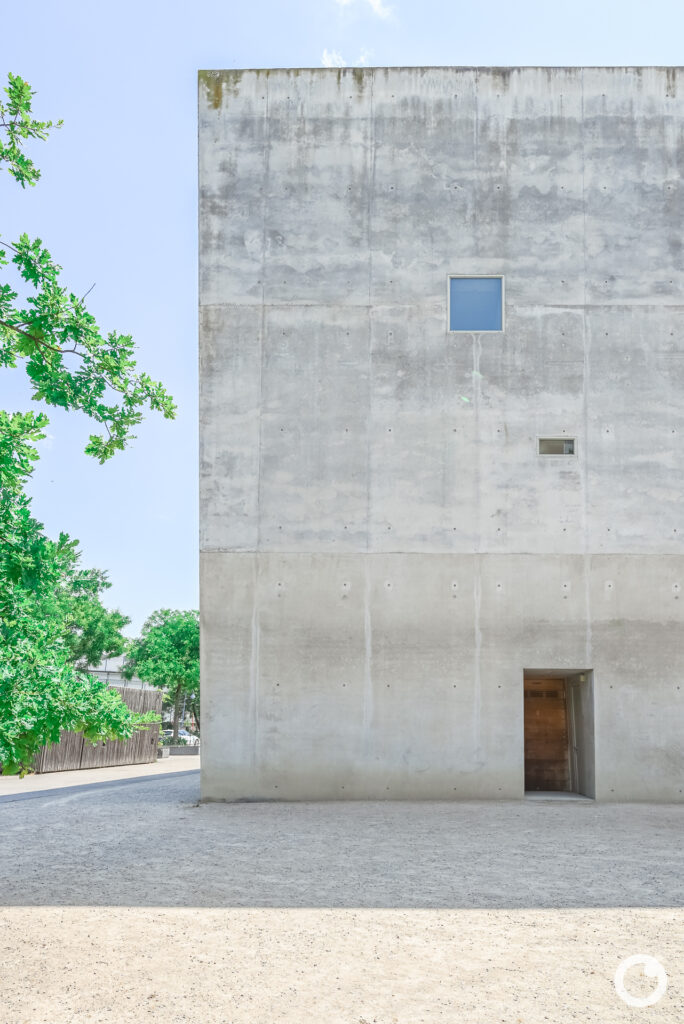 Außenansicht der Kirche Maria Magdalena in Freiburg-Rieselfeld, Bauherr Katholische und Evangelische Kirchengemeinde Freiburg-Rieselfeld, Architekten Kister Scheithauer Gross, 2004. Foto: Bertrand Weiss, weissfotografie.com