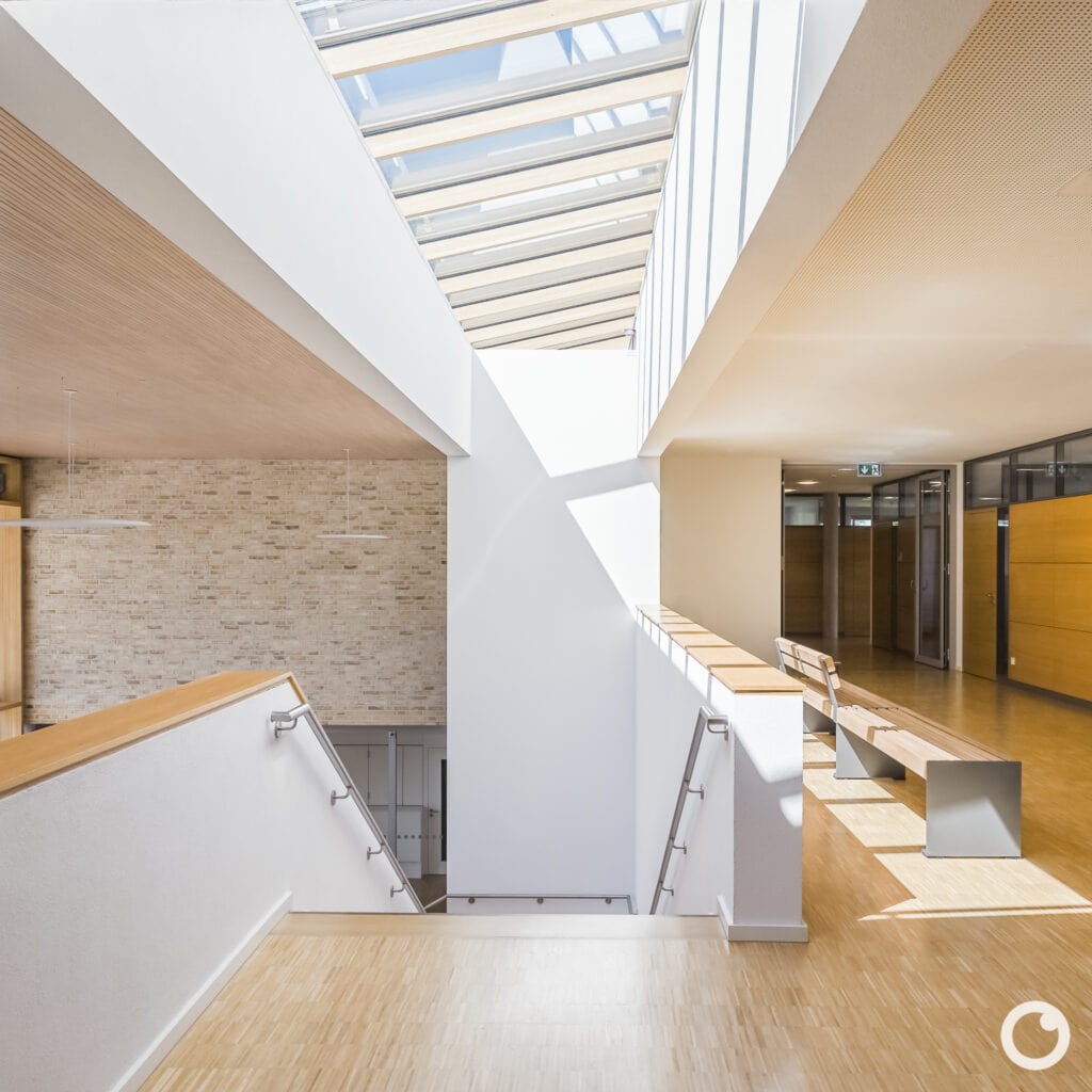 Innenansicht des Neuen Rathauses in Schallstadt, Bauherr Gemeinde Schallstadt, Architekten OHO Architekten Stuttgart, 2021. Foto: Bertrand Weiss, weissfotografie.com