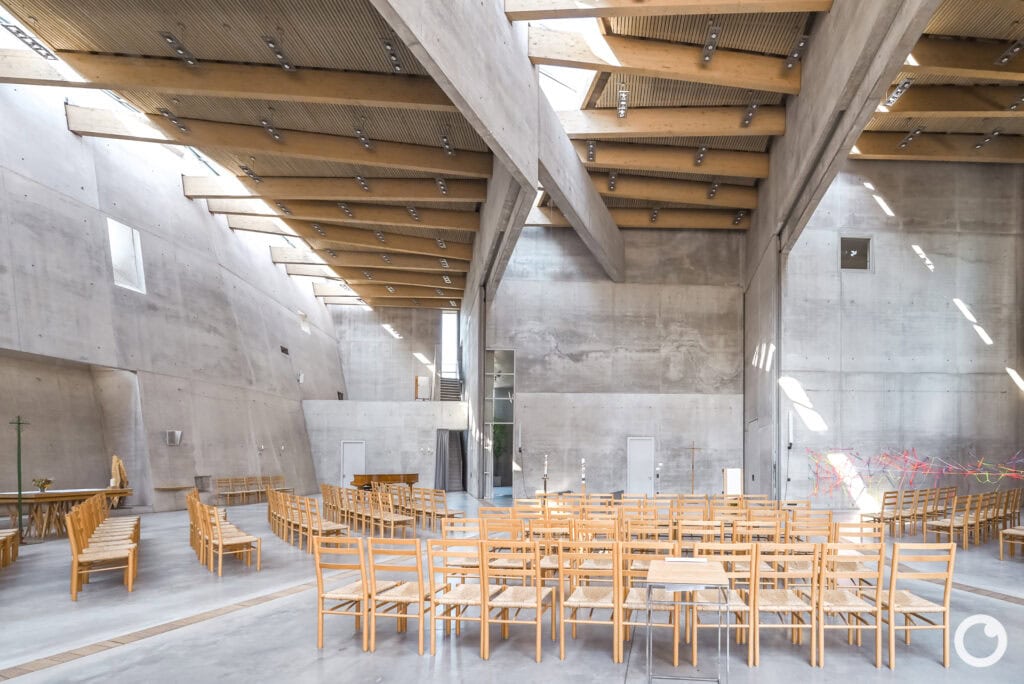 Innenansicht der Kirche Maria Magdalena in Freiburg-Rieselfeld, Bauherr Katholische und Evangelische Kirchengemeinde Freiburg-Rieselfeld, Architekten Kister Scheithauer Gross, 2004. Foto: Bertrand Weiss, weissfotografie.com