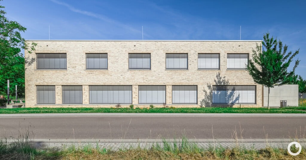 Außenansicht des Neuen Rathauses in Schallstadt, Bauherr Gemeinde Schallstadt, Architekten OHO Architekten Stuttgart, 2021. Foto: Bertrand Weiss, weissfotografie.com