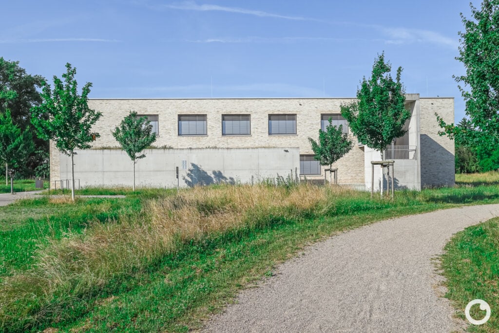 Außenansicht des Neuen Rathauses in Schallstadt, Bauherr Gemeinde Schallstadt, Architekten OHO Architekten Stuttgart, 2021. Foto: Bertrand Weiss, weissfotografie.com