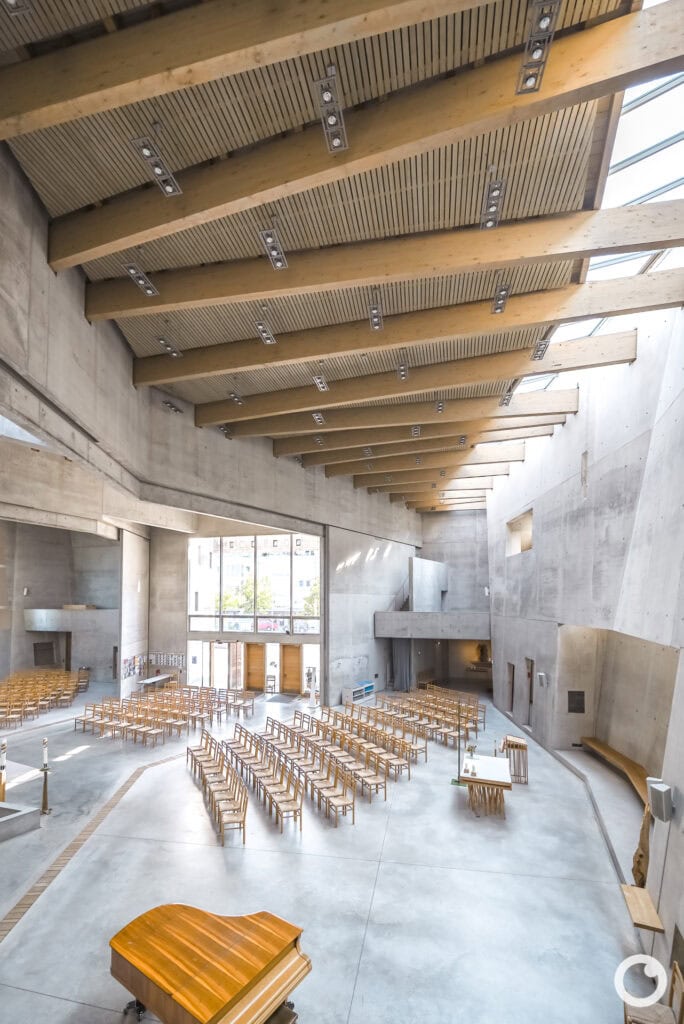Innenansicht der Kirche Maria Magdalena in Freiburg-Rieselfeld, Bauherr Katholische und Evangelische Kirchengemeinde Freiburg-Rieselfeld, Architekten Kister Scheithauer Gross, 2004. Foto: Bertrand Weiss, weissfotografie.com