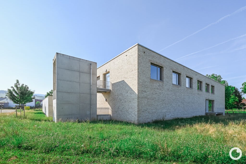 Außenansicht des Neuen Rathauses in Schallstadt, Bauherr Gemeinde Schallstadt, Architekten OHO Architekten Stuttgart, 2021. Foto: Bertrand Weiss, weissfotografie.com
