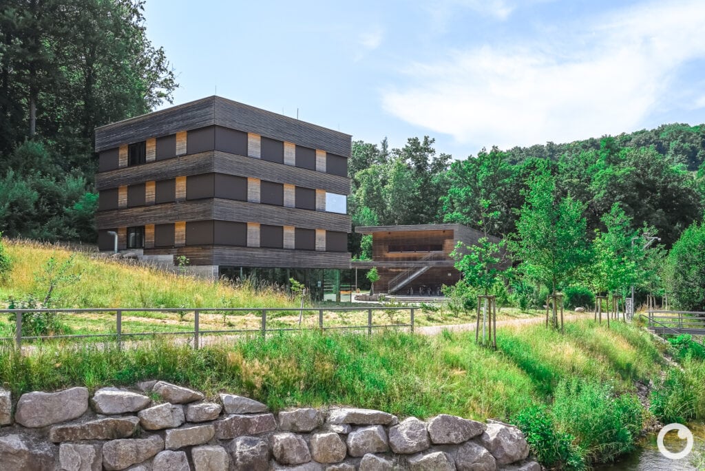 Außenansicht des Forstamtsgebäudes am WaldHaus in Freiburg, Bauherr Stadt Freiburg im Breisgau, Architekten Stocker Dewes Architekten BDA, 2020. Foto: Bertrand Weiss, weissfotografie.com