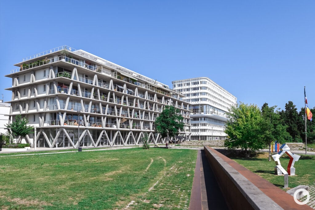 Außenansicht des Wohnensembles Link & Lumi in Huningue am Rhein, Bauherr Constructa Promotion, Architekten Triptyque Architecture und DREAM, 2023. Foto: Bertrand Weiss, weissfotografie.com