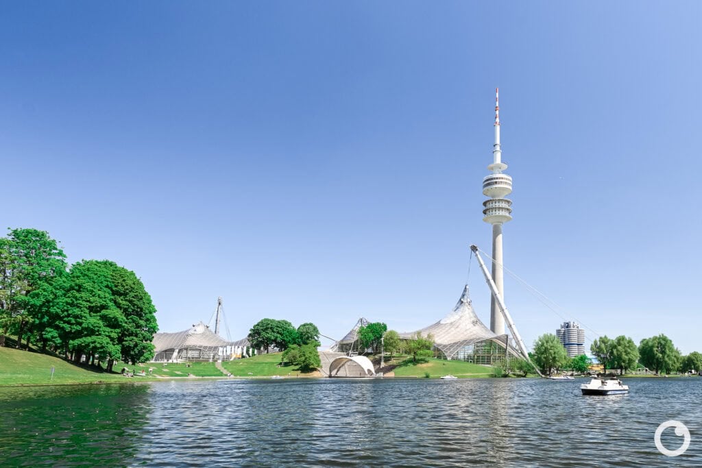 Ansicht des Olympiaparks mit Zeltdachkonstruktion und Olympiaturm in München, Bauherr Landeshauptstadt München, Architekten Behnisch & Partner, Ingenieure Frei Otto u.a., 1972. Foto: Bertrand Weiss, weissfotografie.com