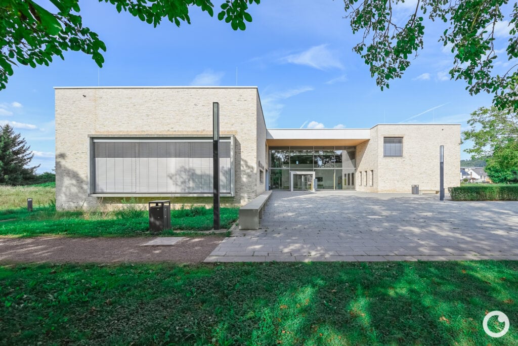Außenansicht des Neuen Rathauses in Schallstadt, Bauherr Gemeinde Schallstadt, Architekten OHO Architekten Stuttgart, 2021. Foto: Bertrand Weiss, weissfotografie.com