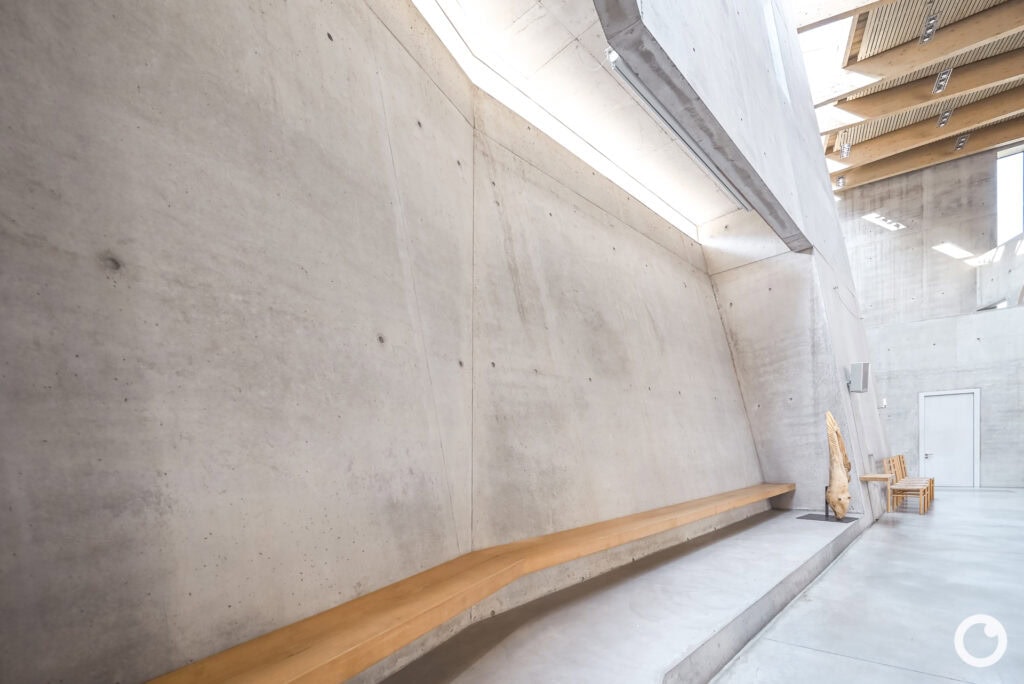 Innenansicht der Kirche Maria Magdalena in Freiburg-Rieselfeld, Bauherr Katholische und Evangelische Kirchengemeinde Freiburg-Rieselfeld, Architekten Kister Scheithauer Gross, 2004. Foto: Bertrand Weiss, weissfotografie.com