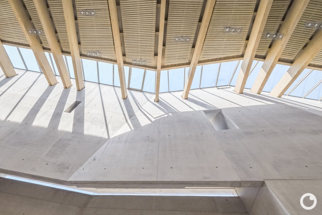 Innenansicht der Kirche Maria Magdalena in Freiburg-Rieselfeld, Bauherr Katholische und Evangelische Kirchengemeinde Freiburg-Rieselfeld, Architekten Kister Scheithauer Gross, 2004. Foto: Bertrand Weiss, weissfotografie.com