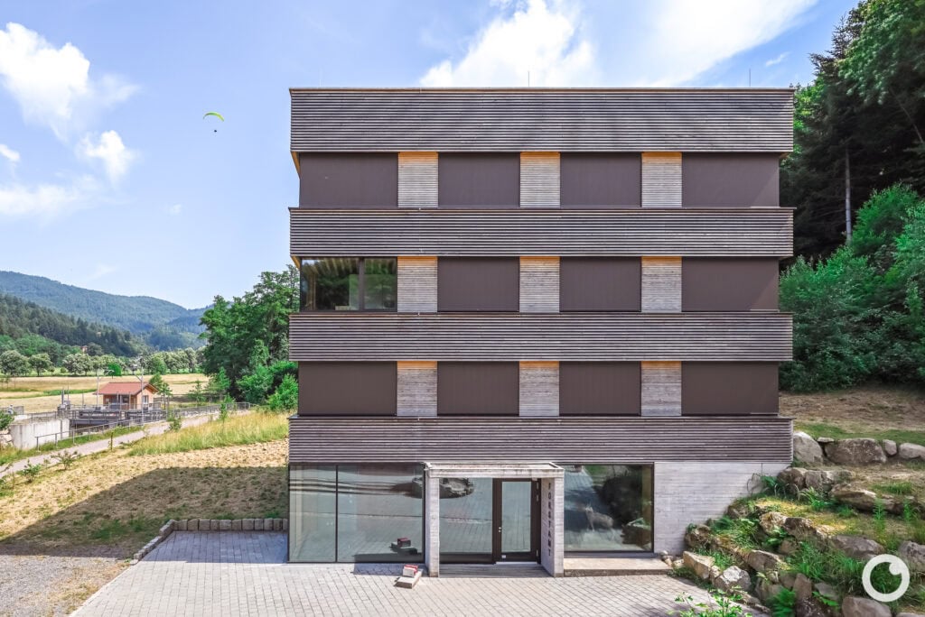 Außenansicht des Forstamtsgebäudes am WaldHaus in Freiburg, Bauherr Stadt Freiburg im Breisgau, Architekten Stocker Dewes Architekten BDA, 2020. Foto: Bertrand Weiss, weissfotografie.com