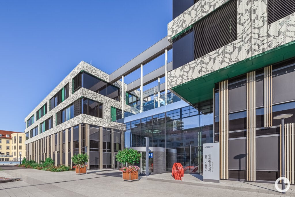 Außenansicht der Kinder- und Jugendklinik in Freiburg, Bauherr Universitätsklinikum Freiburg, Architekten Heinle, Wischer und Partner, 2017. Foto: Bertrand Weiss, weissfotografie.com