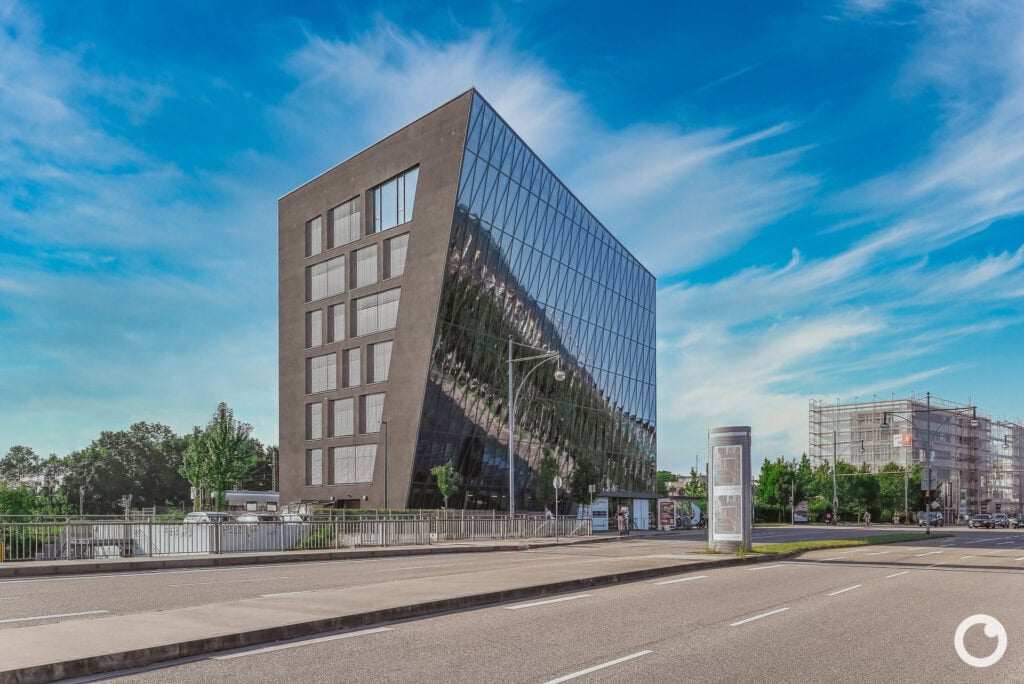 Außenansicht des Bürogebäudes Schnewlinstraße 12 in Freiburg, STRABAG Real Estate, hotz+architekten, 2017. Foto: Bertrand Weiss, weissfotografie.com