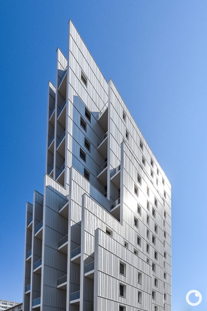 Außenansicht des Bogen Tower in Huningue am Rhein, Bauherr Constructa Promotion, Architekt PietriArchitectes, 2023. Foto: Bertrand Weiss, weissfotografie.com