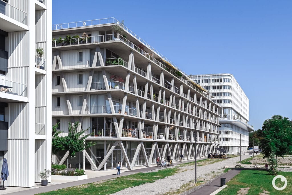 Außenansicht des Wohnensembles Link & Lumi in Huningue am Rhein, Bauherr Constructa Promotion, Architekten Triptyque Architecture und DREAM, 2023. Foto: Bertrand Weiss, weissfotografie.com