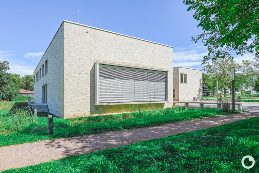 Außenansicht des Neuen Rathauses in Schallstadt, Bauherr Gemeinde Schallstadt, Architekten OHO Architekten Stuttgart, 2021. Foto: Bertrand Weiss, weissfotografie.com