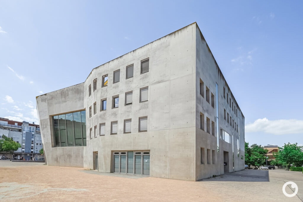 Außenansicht der Kirche Maria Magdalena in Freiburg-Rieselfeld, Bauherr Katholische und Evangelische Kirchengemeinde Freiburg-Rieselfeld, Architekten Kister Scheithauer Gross, 2004. Foto: Bertrand Weiss, weissfotografie.com
