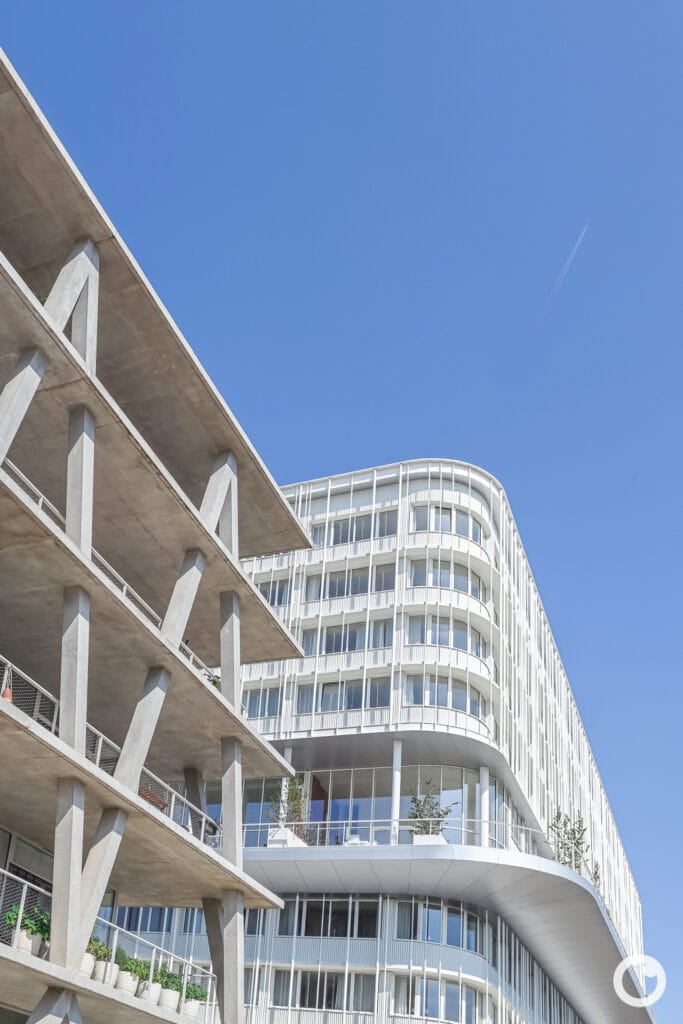 Außenansicht des Wohnensembles Link & Lumi in Huningue am Rhein, Bauherr Constructa Promotion, Architekten Triptyque Architecture und DREAM, 2023. Foto: Bertrand Weiss, weissfotografie.com