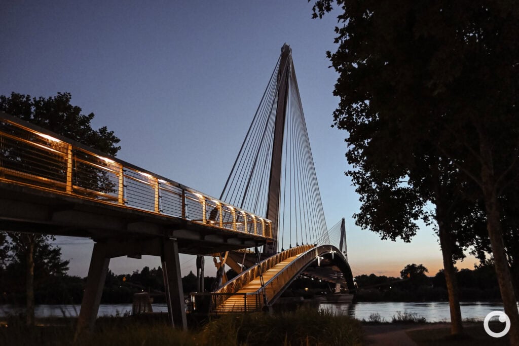 Ansicht der Passerelle des Deux Rives über den Rhein zwischen Kehl und Straßburg, Bauherr Städte Straßburg & Kehl, Architekt Marc Mimram, 2004. Foto: Bertrand Weiss, weissfotografie.com
