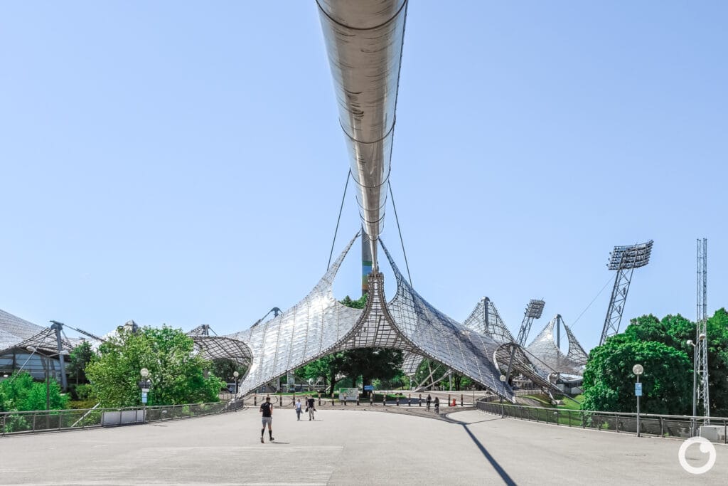 Ansicht des Olympiaparks mit Zeltdachkonstruktion und Olympiaturm in München, Bauherr Landeshauptstadt München, Architekten Behnisch & Partner, Ingenieure Frei Otto u.a., 1972. Foto: Bertrand Weiss, weissfotografie.com
