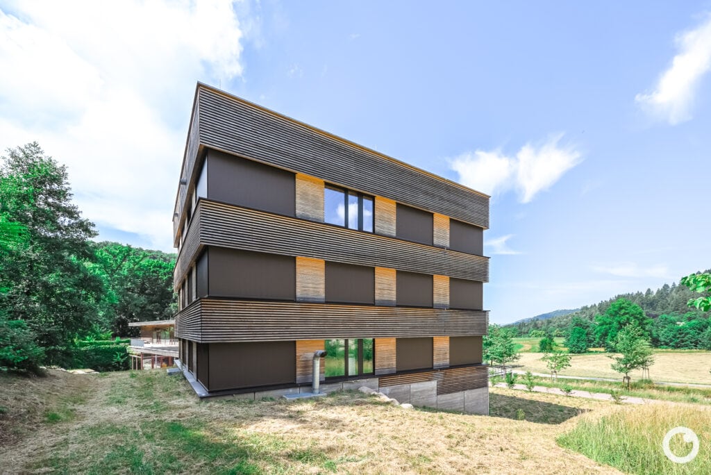Außenansicht des Forstamtsgebäudes am WaldHaus in Freiburg, Bauherr Stadt Freiburg im Breisgau, Architekten Stocker Dewes Architekten BDA, 2020. Foto: Bertrand Weiss, weissfotografie.com