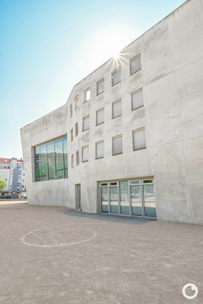 Außenansicht der Kirche Maria Magdalena in Freiburg-Rieselfeld, Bauherr Katholische und Evangelische Kirchengemeinde Freiburg-Rieselfeld, Architekten Kister Scheithauer Gross, 2004. Foto: Bertrand Weiss, weissfotografie.com