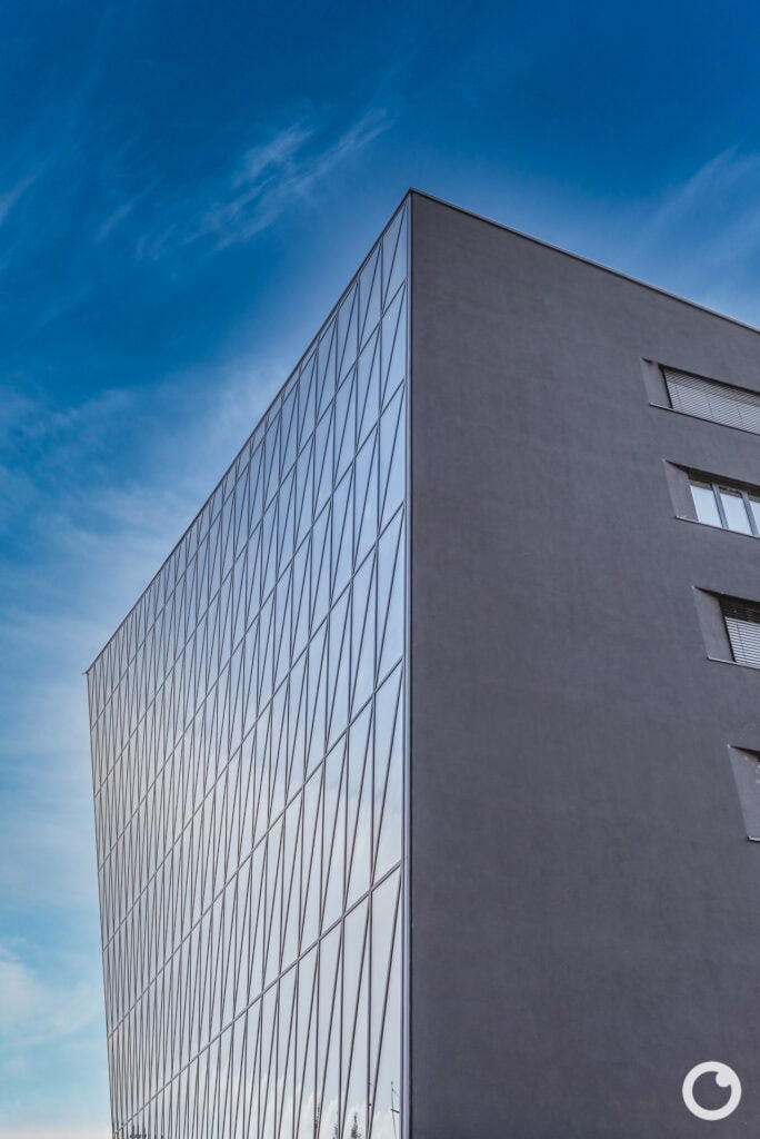 Außenansicht des Bürogebäudes Schnewlinstraße 12 in Freiburg, STRABAG Real Estate, hotz+architekten, 2017. Foto: Bertrand Weiss, weissfotografie.com