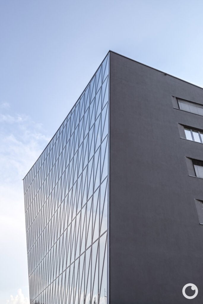 Außenansicht des Bürogebäudes Schnewlinstraße 12 in Freiburg, STRABAG Real Estate, hotz+architekten, 2017. Foto: Bertrand Weiss, weissfotografie.com
