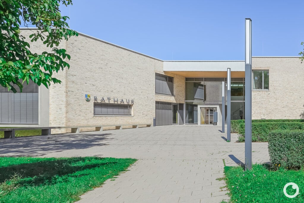 Außenansicht des Neuen Rathauses in Schallstadt, Bauherr Gemeinde Schallstadt, Architekten OHO Architekten Stuttgart, 2021. Foto: Bertrand Weiss, weissfotografie.com