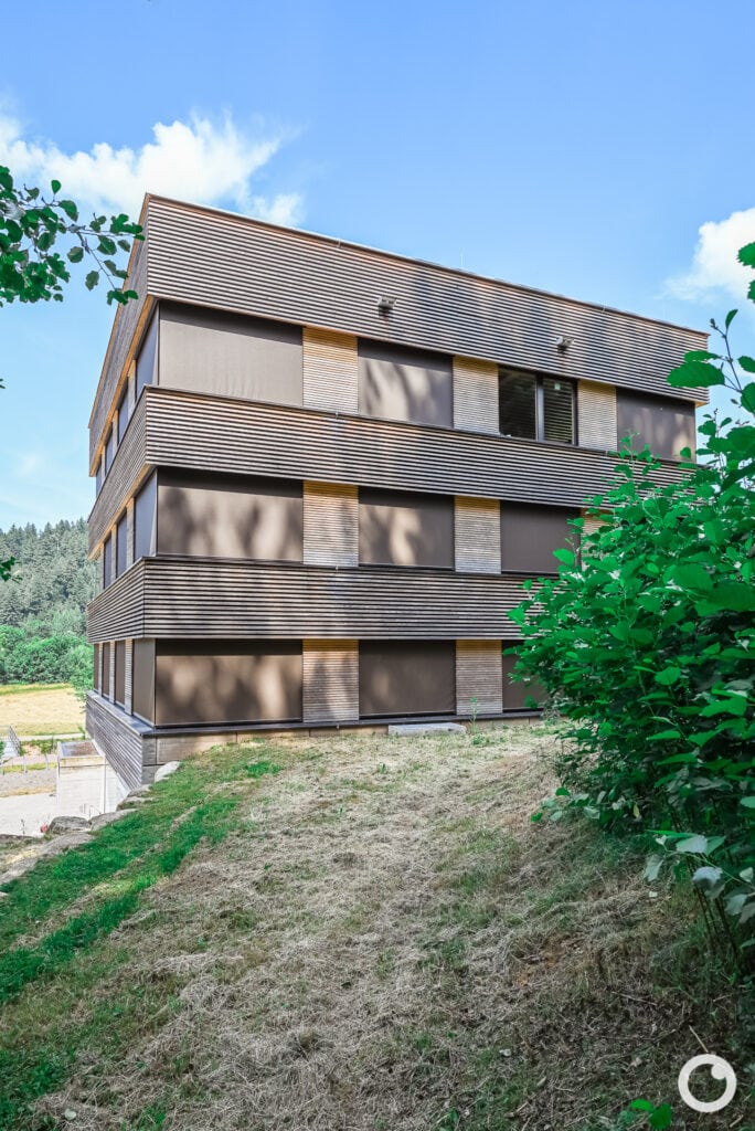 Außenansicht des Forstamtsgebäudes am WaldHaus in Freiburg, Bauherr Stadt Freiburg im Breisgau, Architekten Stocker Dewes Architekten BDA, 2020. Foto: Bertrand Weiss, weissfotografie.com