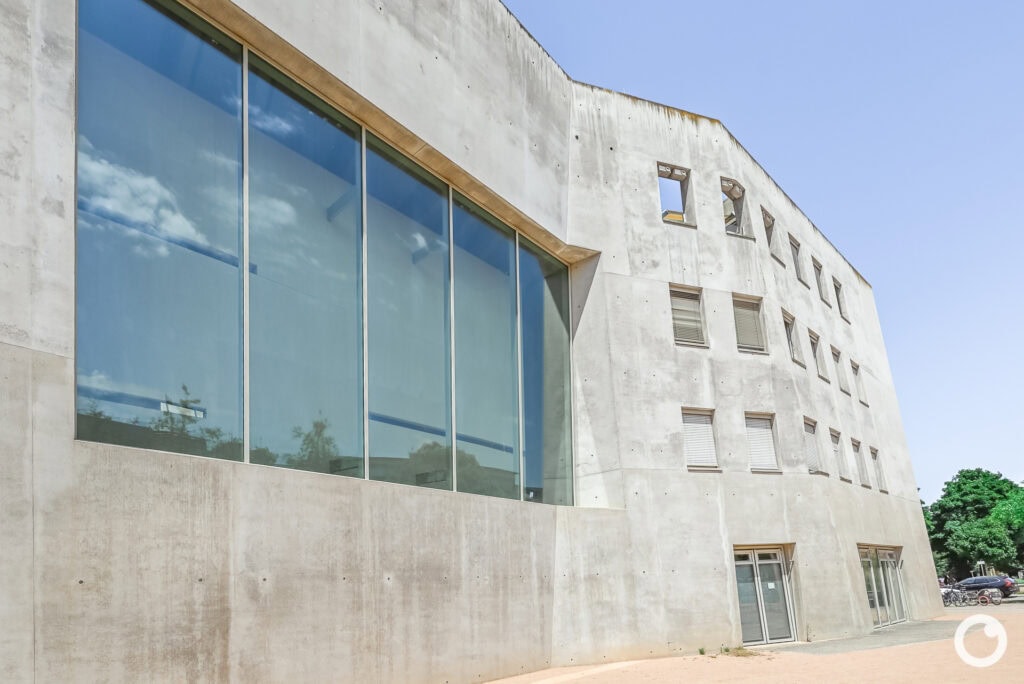 Außenansicht der Kirche Maria Magdalena in Freiburg-Rieselfeld, Bauherr Katholische und Evangelische Kirchengemeinde Freiburg-Rieselfeld, Architekten Kister Scheithauer Gross, 2004. Foto: Bertrand Weiss, weissfotografie.com