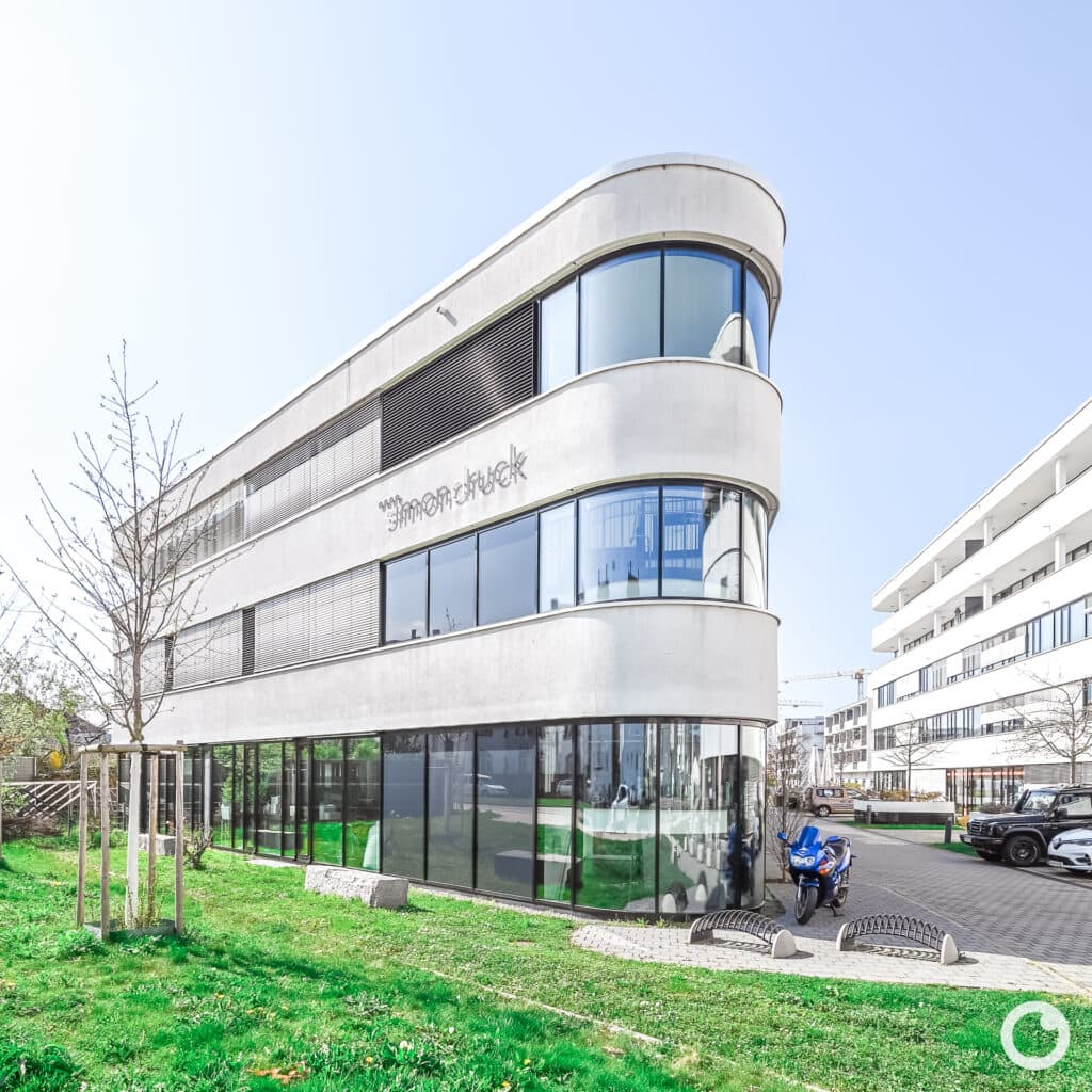 Außenansicht des Wohn- und Geschäftshauses Simon Druck in Freiburg, Bauherr Simon Druck GmbH & Co. KG, Architekten hotz+architekten Freiburg, 2016. Foto: Bertrand Weiss, weissfotografie.com