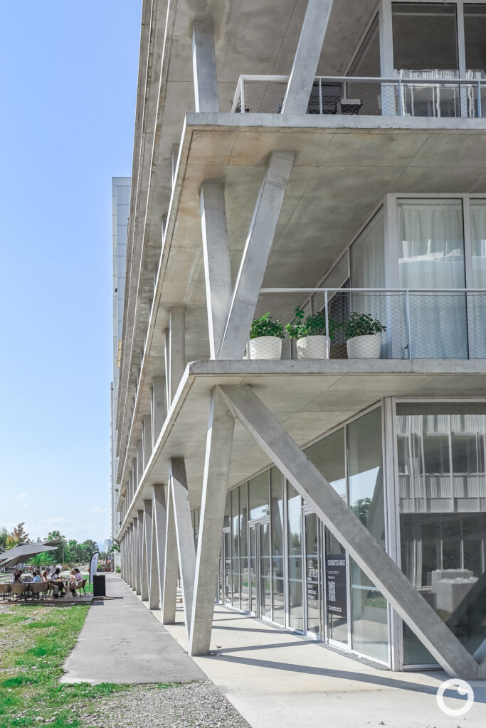 Außenansicht des Wohnensembles Link & Lumi in Huningue am Rhein, Bauherr Constructa Promotion, Architekten Triptyque Architecture und DREAM, 2023. Foto: Bertrand Weiss, weissfotografie.com