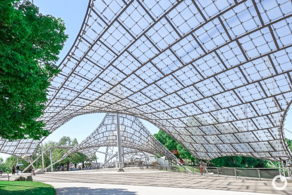 Ansicht des Olympiaparks mit Zeltdachkonstruktion und Olympiaturm in München, Bauherr Landeshauptstadt München, Architekten Behnisch & Partner, Ingenieure Frei Otto u.a., 1972. Foto: Bertrand Weiss, weissfotografie.com