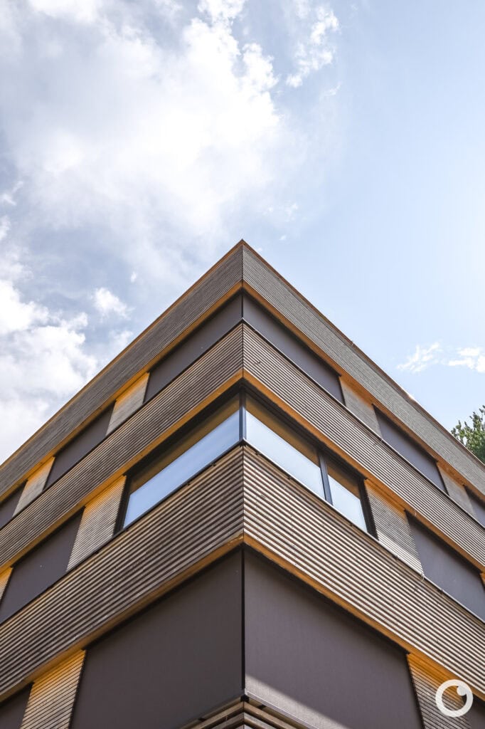 Außenansicht des Forstamtsgebäudes am WaldHaus in Freiburg, Bauherr Stadt Freiburg im Breisgau, Architekten Stocker Dewes Architekten BDA, 2020. Foto: Bertrand Weiss, weissfotografie.com