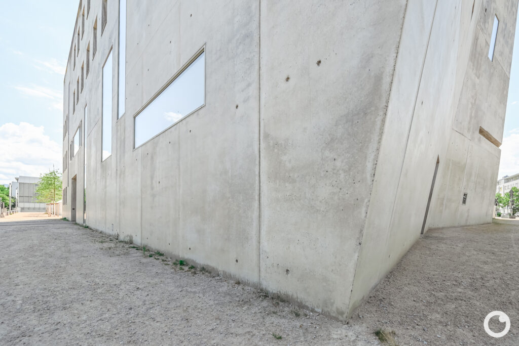 Außenansicht der Kirche Maria Magdalena in Freiburg-Rieselfeld, Bauherr Katholische und Evangelische Kirchengemeinde Freiburg-Rieselfeld, Architekten Kister Scheithauer Gross, 2004. Foto: Bertrand Weiss, weissfotografie.com