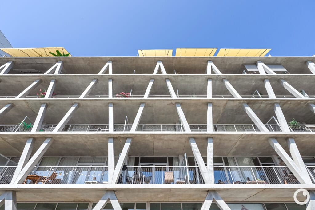 Außenansicht des Wohnensembles Link & Lumi in Huningue am Rhein, Bauherr Constructa Promotion, Architekten Triptyque Architecture und DREAM, 2023. Foto: Bertrand Weiss, weissfotografie.com