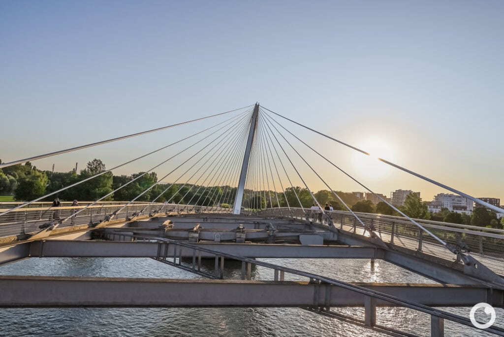 Ansicht der Passerelle des Deux Rives über den Rhein zwischen Kehl und Straßburg, Bauherr Städte Straßburg & Kehl, Architekt Marc Mimram, 2004. Foto: Bertrand Weiss, weissfotografie.com
