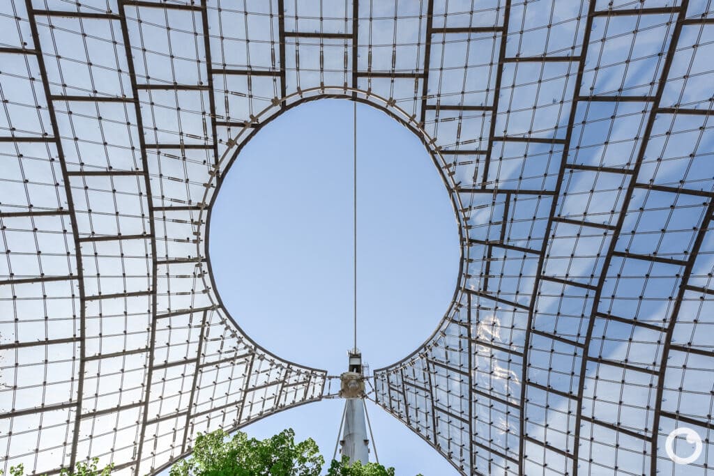 Ansicht des Olympiaparks mit Zeltdachkonstruktion und Olympiaturm in München, Bauherr Landeshauptstadt München, Architekten Behnisch & Partner, Ingenieure Frei Otto u.a., 1972. Foto: Bertrand Weiss, weissfotografie.com