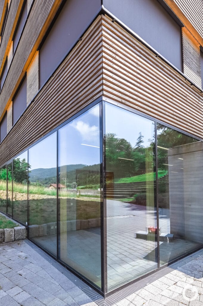 Außenansicht des Forstamtsgebäudes am WaldHaus in Freiburg, Bauherr Stadt Freiburg im Breisgau, Architekten Stocker Dewes Architekten BDA, 2020. Foto: Bertrand Weiss, weissfotografie.com