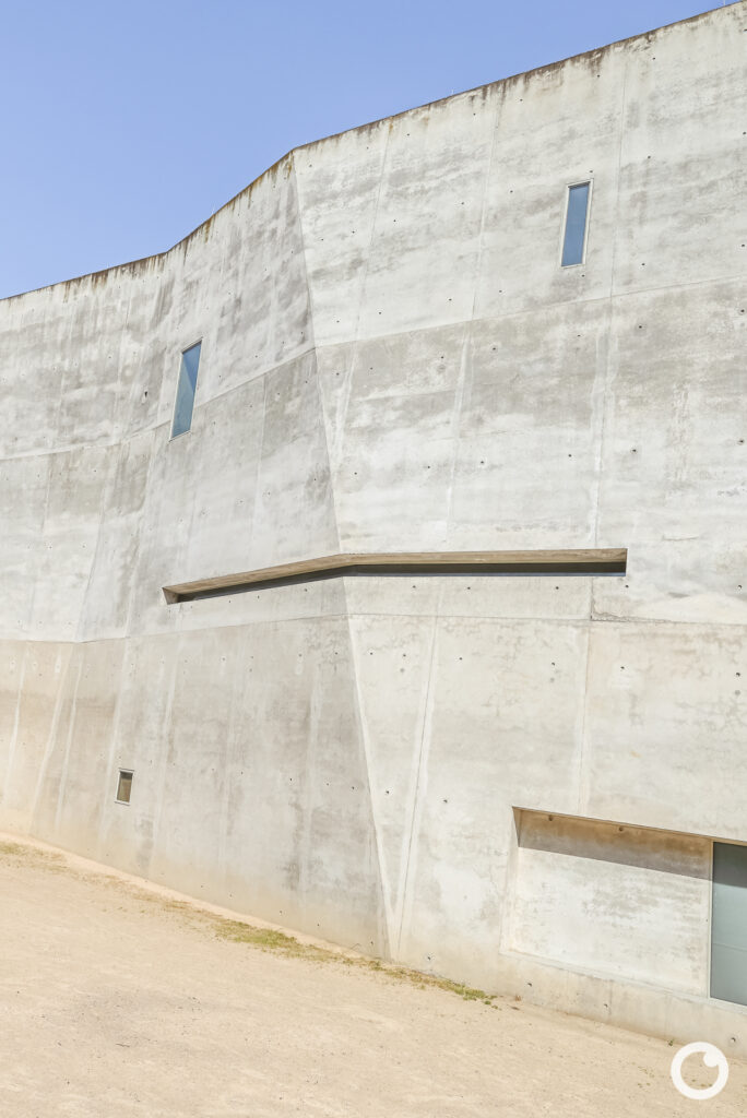Außenansicht der Kirche Maria Magdalena in Freiburg-Rieselfeld, Bauherr Katholische und Evangelische Kirchengemeinde Freiburg-Rieselfeld, Architekten Kister Scheithauer Gross, 2004. Foto: Bertrand Weiss, weissfotografie.com