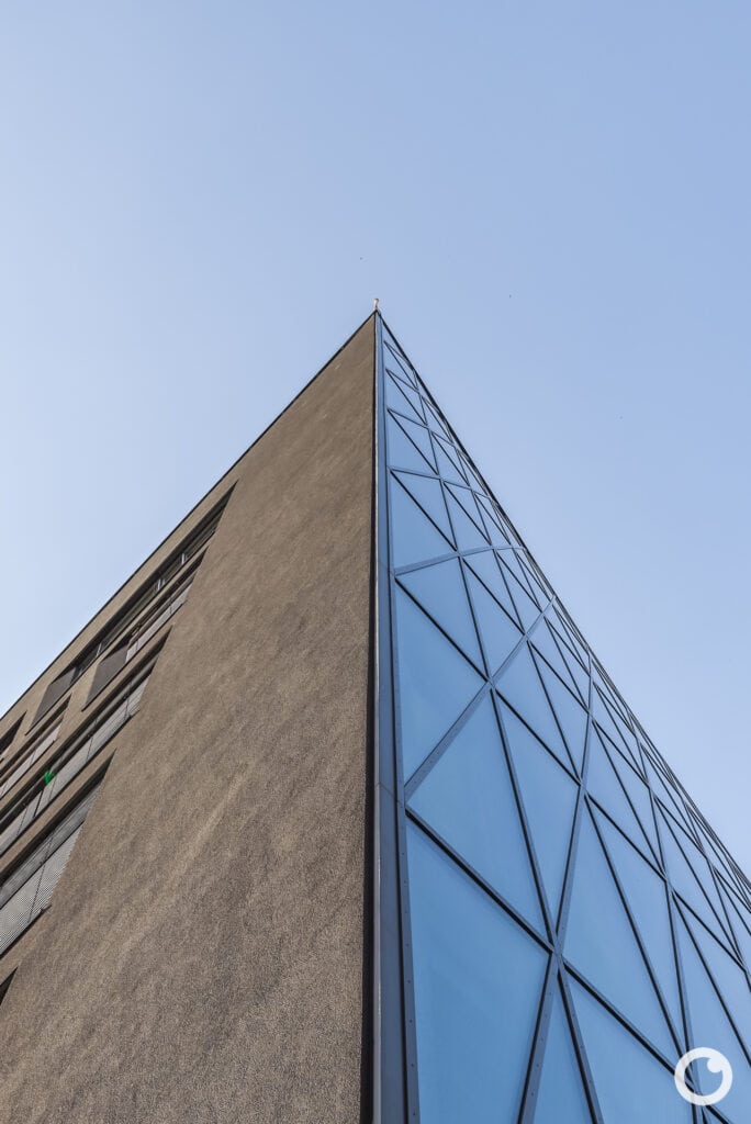 Außenansicht des Bürogebäudes Schnewlinstraße 12 in Freiburg, STRABAG Real Estate, hotz+architekten, 2017. Foto: Bertrand Weiss, weissfotografie.com