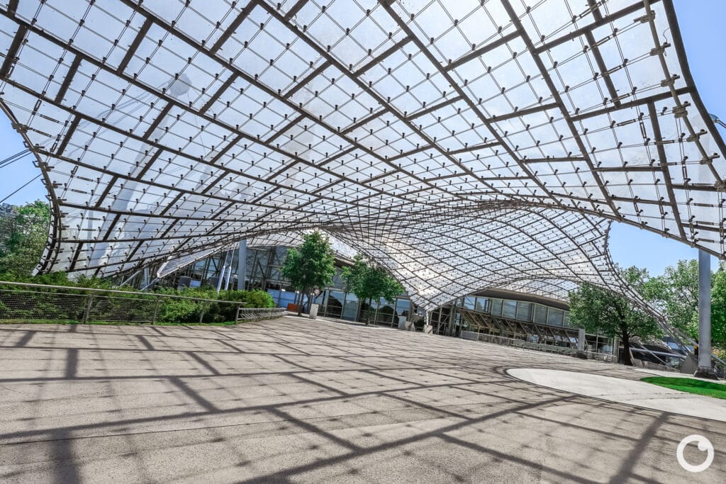 Ansicht des Olympiaparks mit Zeltdachkonstruktion und Olympiaturm in München, Bauherr Landeshauptstadt München, Architekten Behnisch & Partner, Ingenieure Frei Otto u.a., 1972. Foto: Bertrand Weiss, weissfotografie.com